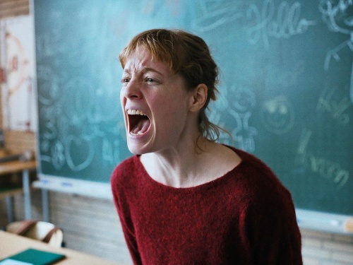 Lehrerin (Leonie Benesch) vor einer Tafel stehend, schreiend.